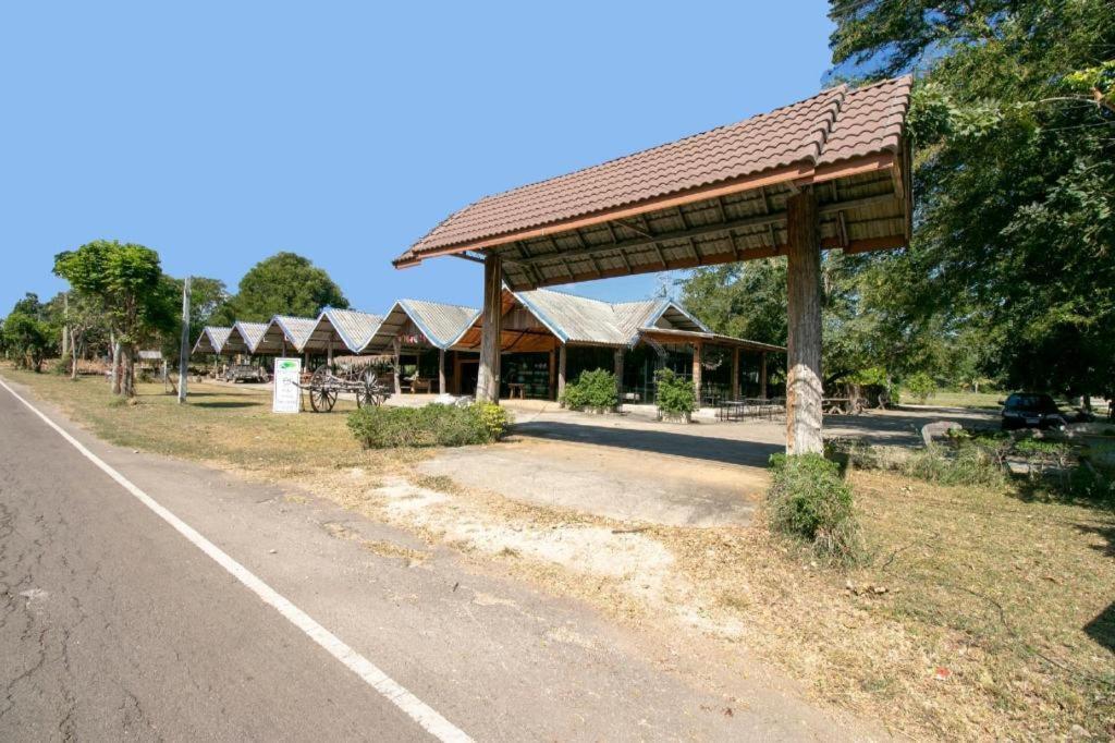 Готель Oyo 75374 Baan Rak Mai Канчанабурі Екстер'єр фото